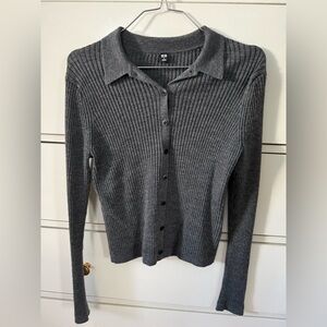 Uniqlo Ribbed Button-Up Collared Long-Sleeve Top in Dark Gray